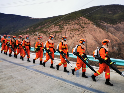 小伙用打火机检测煤气罐是否关闭，瞬间被火焰吞噬！
