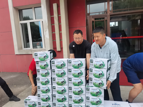 哈尔滨市消防设施安装与检测行业协会携手 伊利集团前往五常受灾区救援